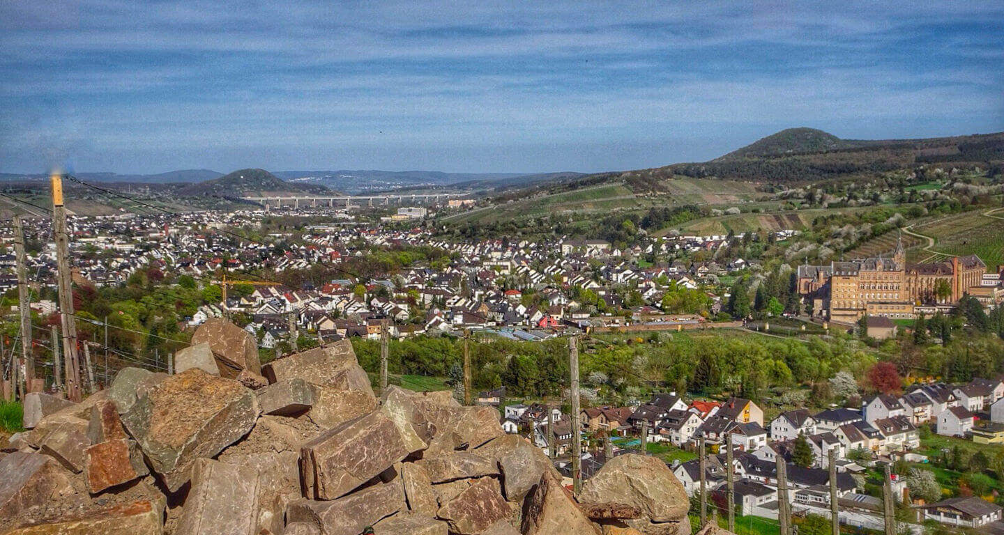 Blick vom Rotweinwanderweg hoch über Walporzheim auf Ahrweiler und Bad Neuenahr bis zur Ahrmündung bei Sinzig