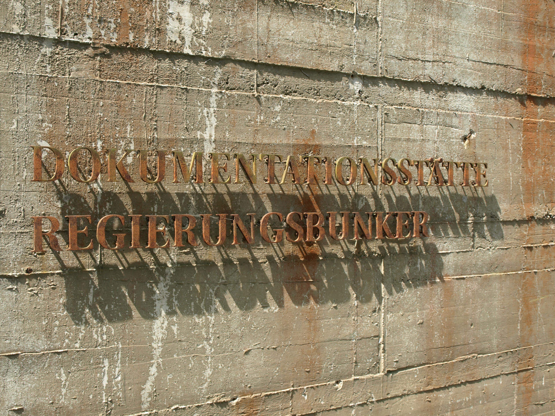 Der Name ist Programm, jedes Jahr kommen unzählige Besucher zur Dokumentationsstätte Regierungsbunker.