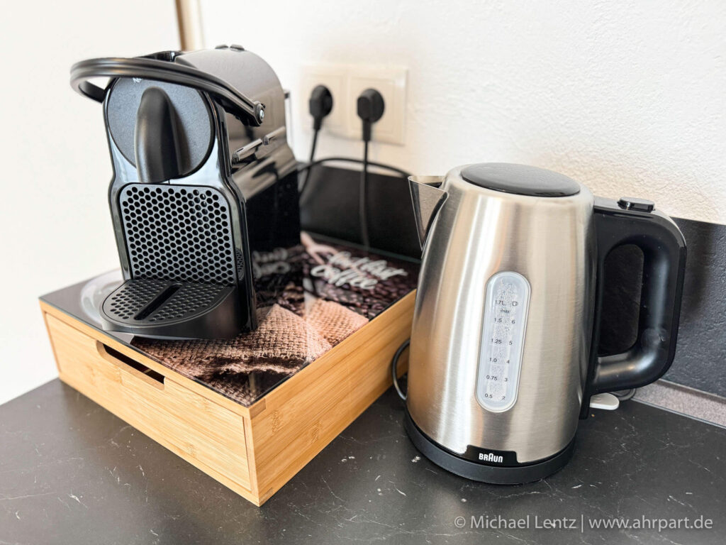 Kaffeemaschine & Wasserkocher für den ersten guten Kaffee oder Tee morgens auf ihrem eigenen Balkon.