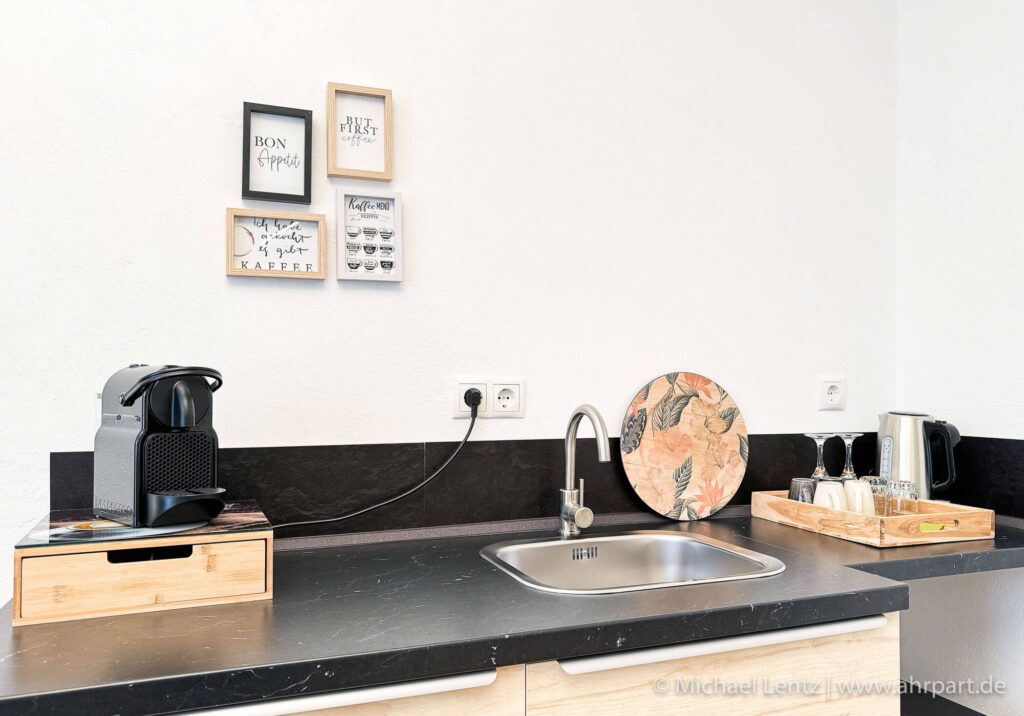Coffee Kitchen mit Kaffemaschine, Wasserkocher und Minibar Kühlschrank sowie Geschirr & Besteck für einen guten Kaffee am Morgen auf dem eigenen Balkon.