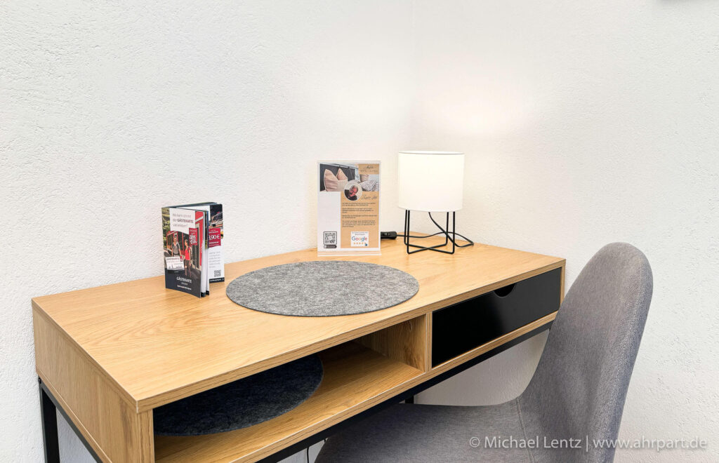 Schreibtisch mit Laptop Arbeitsplatz und schnellem Internet.