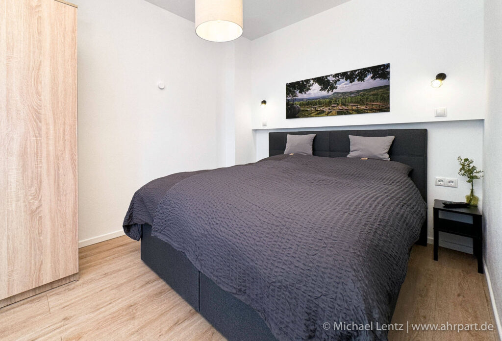 Das bequeme Boxspringbett in einem der AHRPART Studios. Traumhaft schlafen und morgens mit Blick aufs Kurhaus aufwachen.