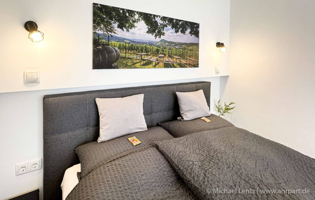 Das bequeme Boxspringbett in einem der AHRPART Studios. Traumhaft schlafen und morgens mit Blick aufs Kurhaus aufwachen.