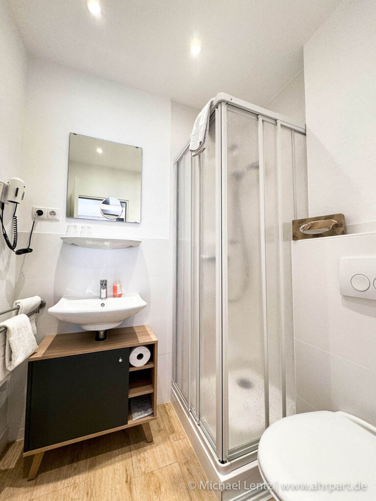 Die Badezimmer im AHRPART Hotel sind mit Dusche/WC, Waschbecken, Haarföhn, sowie Seife & Shampoo und frischen Handtüchern ausgestattet.