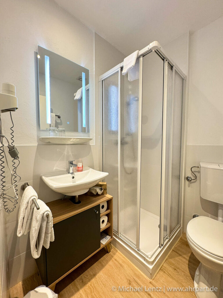 Die Badezimmer im AHRPART Hotel sind mit Dusche/WC, Waschbecken, Haarföhn, sowie Seife & Shampoo, sowie frischen Handtüchern ausgestattet.