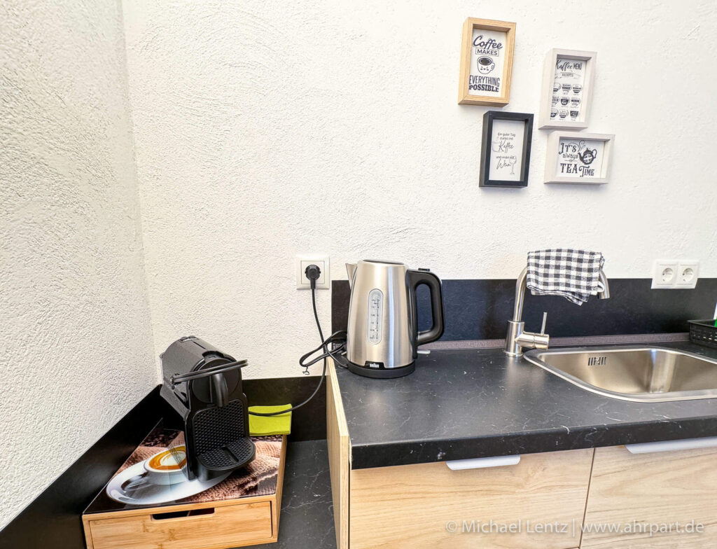Coffee Kitchen mit Kaffeemaschine, Wasserkocher, Minibar-Kühlschrank sowie Besteck und Geschirr, für einen guten Start in den Tag, im AHRPART Hotel