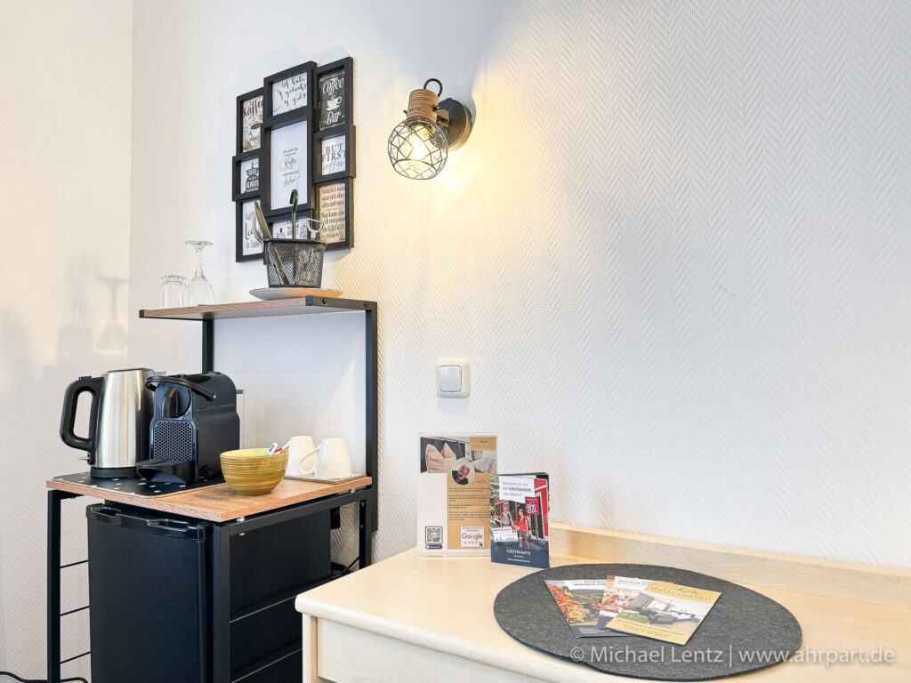 Coffee Kitchen mit Kaffeemaschine, Wasserkocher, Minibar Kühlschrank sowie Besteck und Geschirr