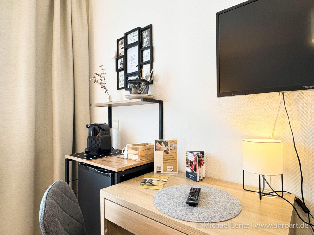 Coffee Kitchen mit Kaffeemaschine, Wasserkocher, Minibar-Kühlschrank sowie Besteck und Geschirr, für einen guten Start in den Tag, im AHRPART Hotel