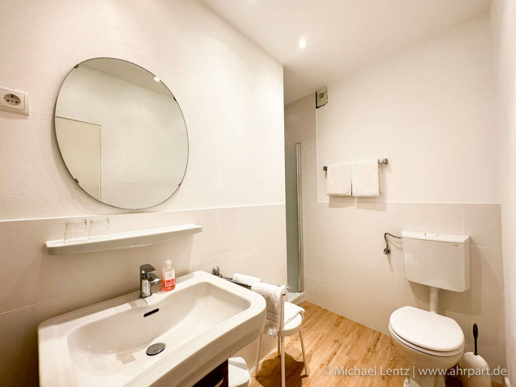 Die Badezimmer im AHRPART Hotel sind mit Dusche/WC, Waschbecken, Haarföhn, sowie Seife & Shampoo und frischen Handtüchern ausgestattet.